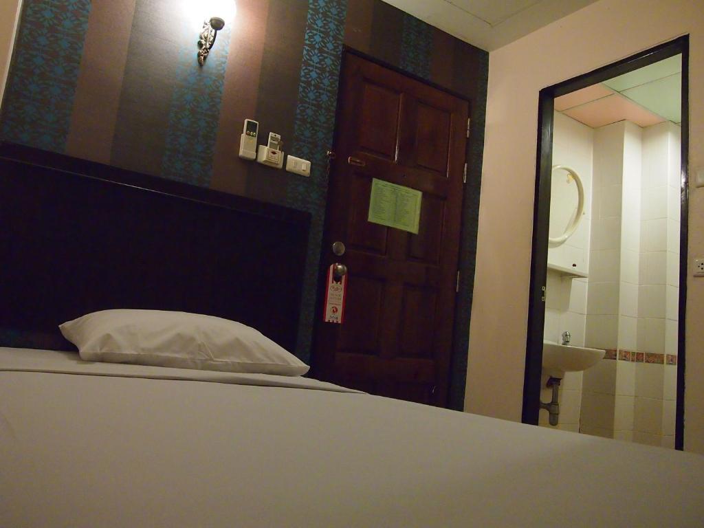 Four Sons Inn Bangkok Habitación foto